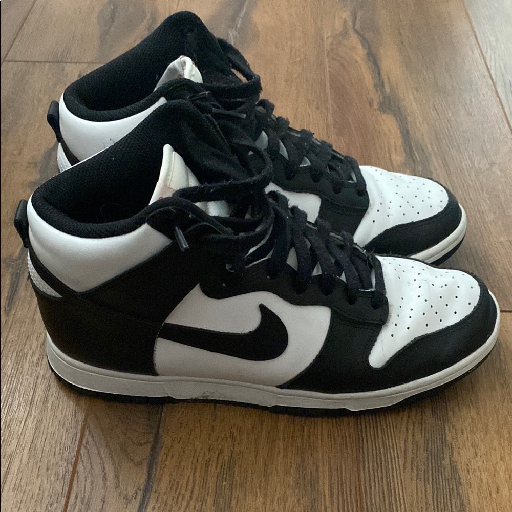 Nike Black and White Dunk Sneakers Women’s 9.5